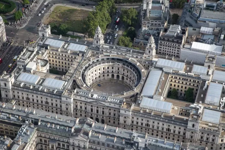 UK Treasury Warns of Increased Money Laundering Risks in Crypto Transactions