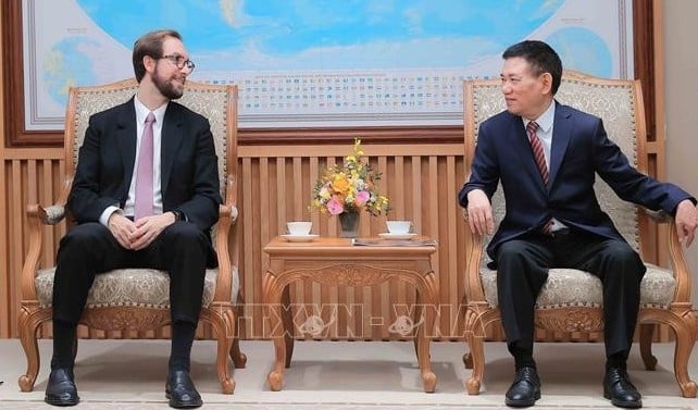 Deputy Prime Minister Ho Duc Phoc (right) meets with Marco Dal Lago, vice president of global expansion and strategic partnerships at Tether Group.