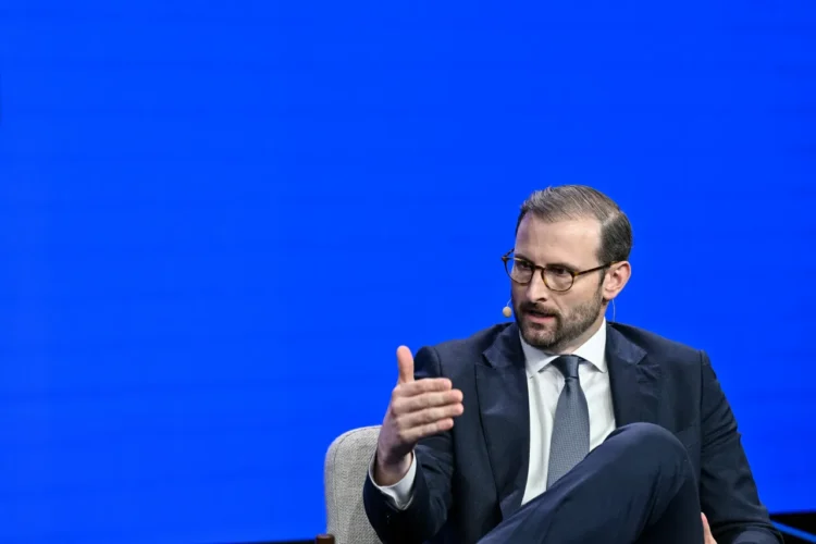 White House Advisor Patrick Witt Counters Jamie Dimon’s Stance on Yield-Bearing Stablecoins
