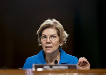 Elizabeth Warren Probes Rapid Federal Approval for Palmer Luckey’s Crypto Bank