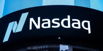 Bitcoin Falls Behind Nasdaq as Inflation and Rate Cut Delays Weigh on Price Outlook