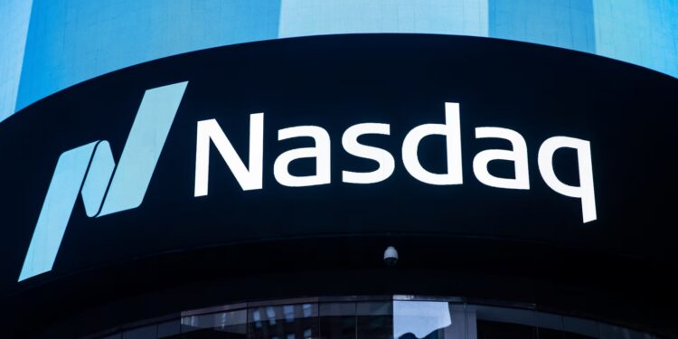 Bitcoin Falls Behind Nasdaq as Inflation and Rate Cut Delays Weigh on Price Outlook