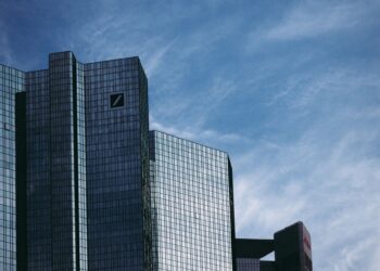 Deutsche Bank Cuts Gold Outlook as Rate Expectations Weigh on Demand