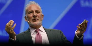 Peter Schiff Pushes Back Against Dimon’s Stablecoin Regulation Demands