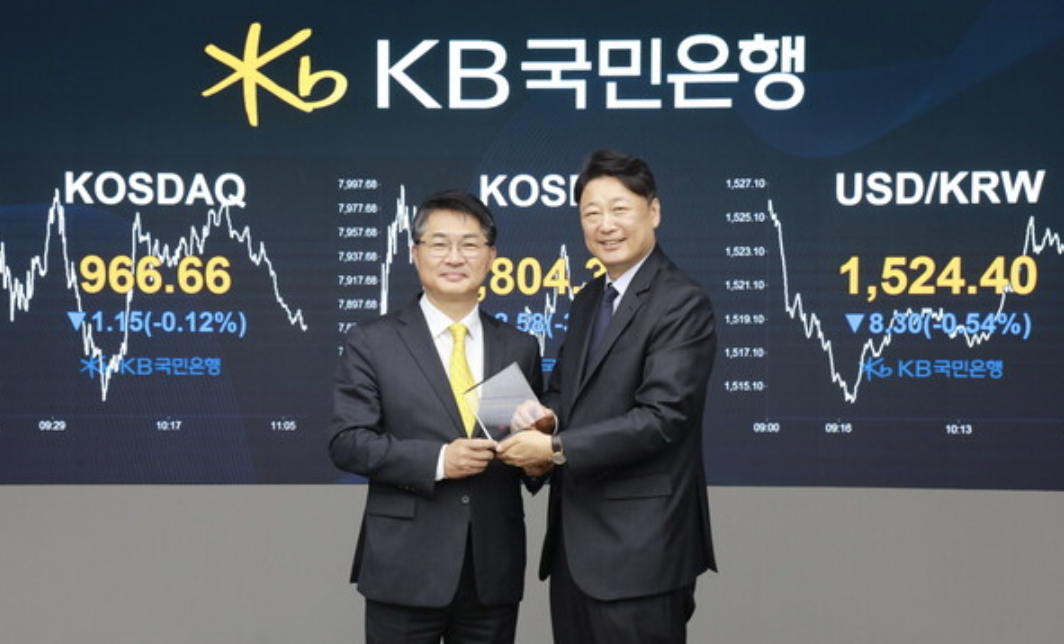KB Kookmin Bank Issues South Korea’s First $100M Blockchain Digital Dollar Bond KB Kookmin Bank Vice President Lee Sung-hee with HSBC Securities Seoul Branch CEO Rhee Sang-ho at a KB Kookmin Bank office in Seoul.