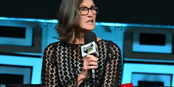 Cathie Wood Says USDT and USDC Will Keep Stablecoin Lead Despite OUSD Launch