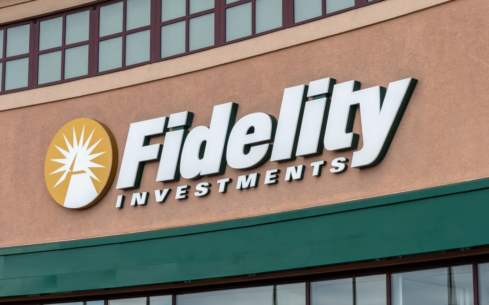 Fidelity’s $898M Ether ETF Moves to Let Investors Earn Staking Rewards